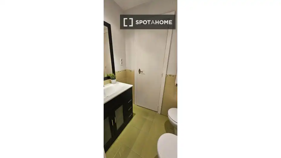 Baño de Piso de alquiler en Alcalá de Henares con Aire acondicionado, Calefacción y Amueblado