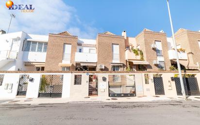 Vista exterior de Casa adosada en venda en Peligros amb Terrassa i Alarma