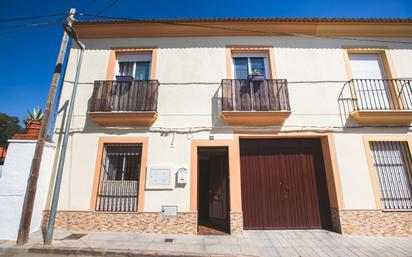Vista exterior de Casa adosada en venda en La Carlota amb Aire condicionat i Terrassa