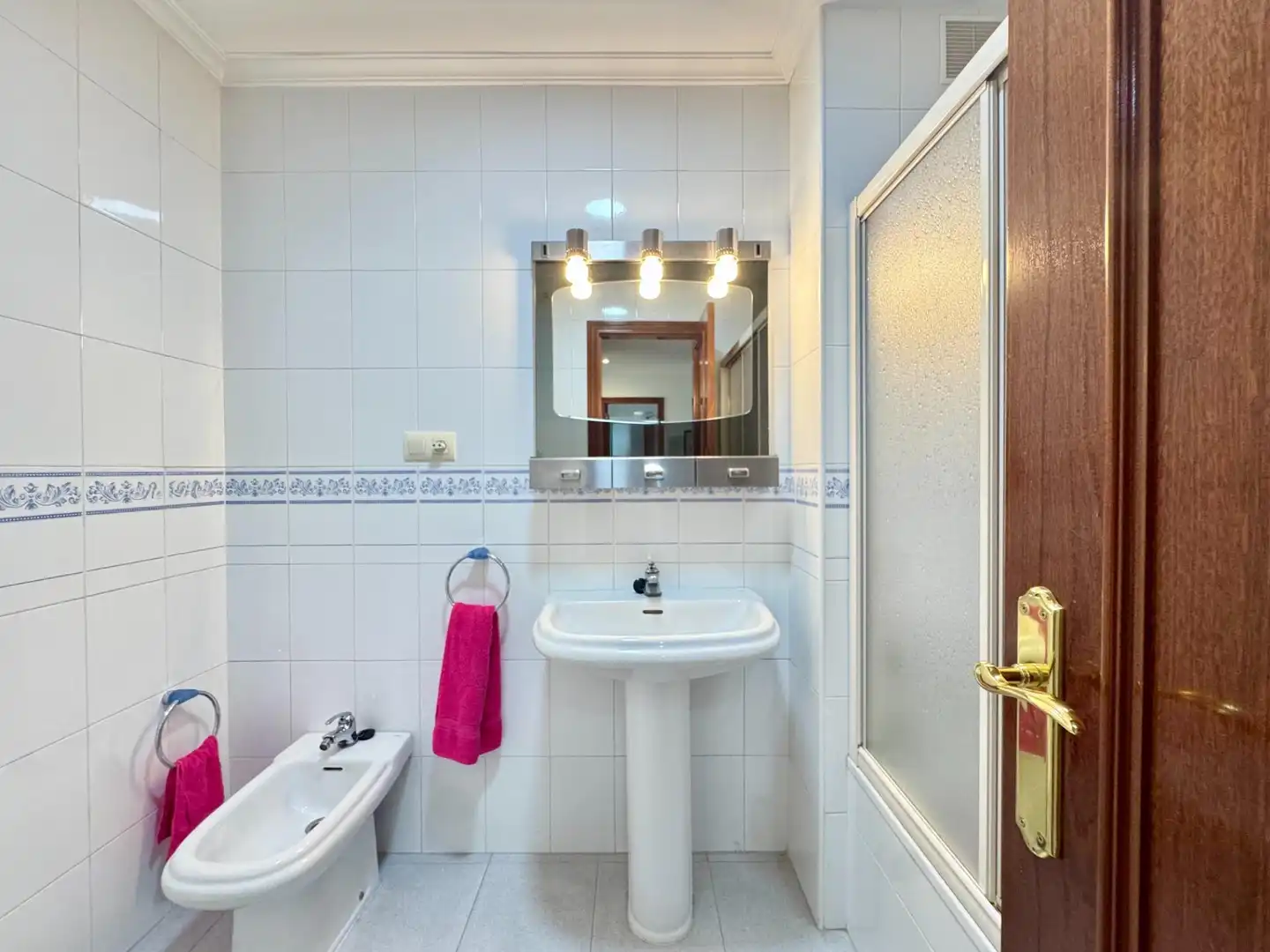 Bathroom of Flat for sale in Baiona  with Parquet flooring, Terrace and Storage room