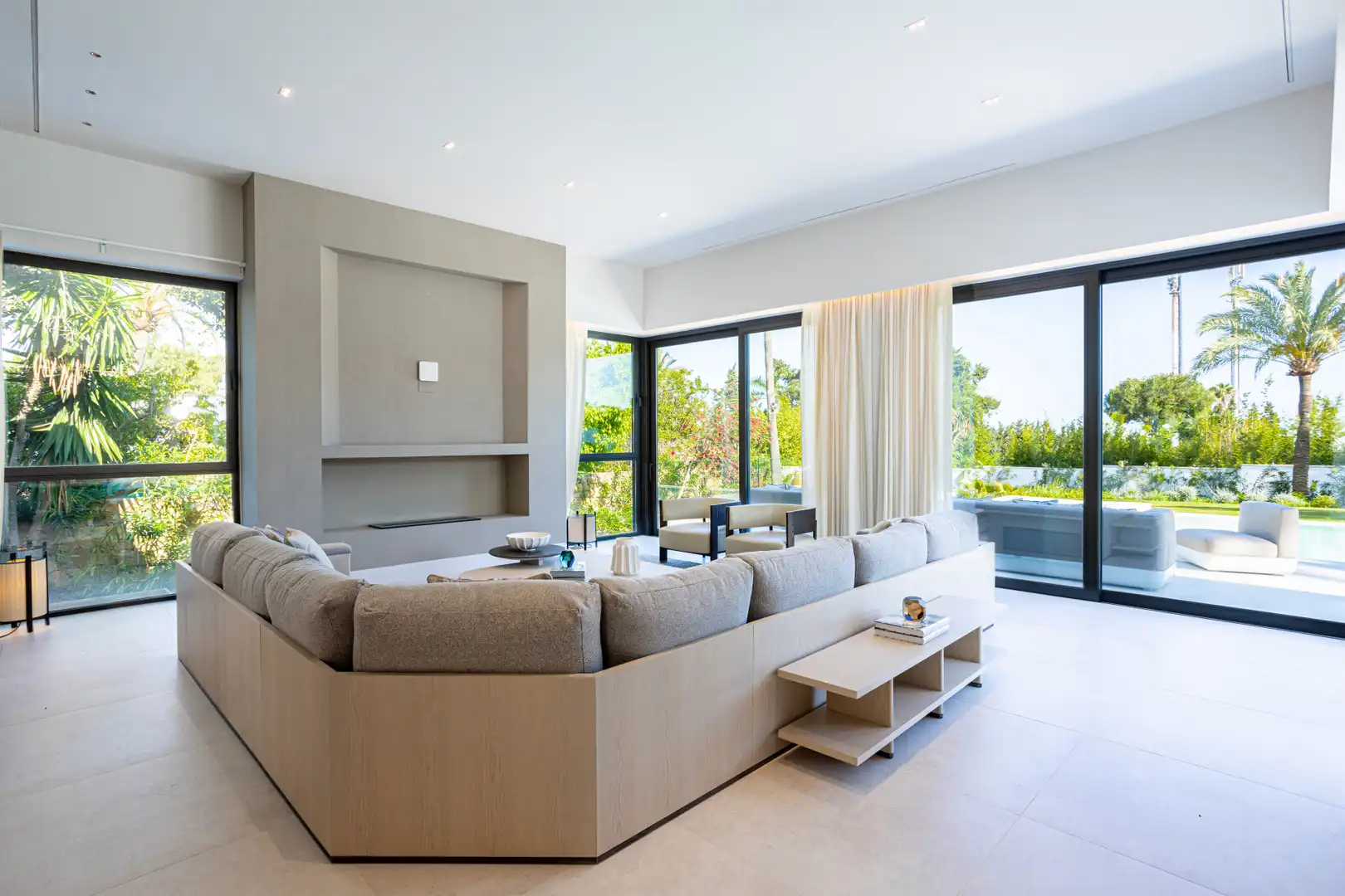 Sala d'estar de Casa o xalet en venda en Estepona amb Aire condicionat, Calefacció i Jardí privat