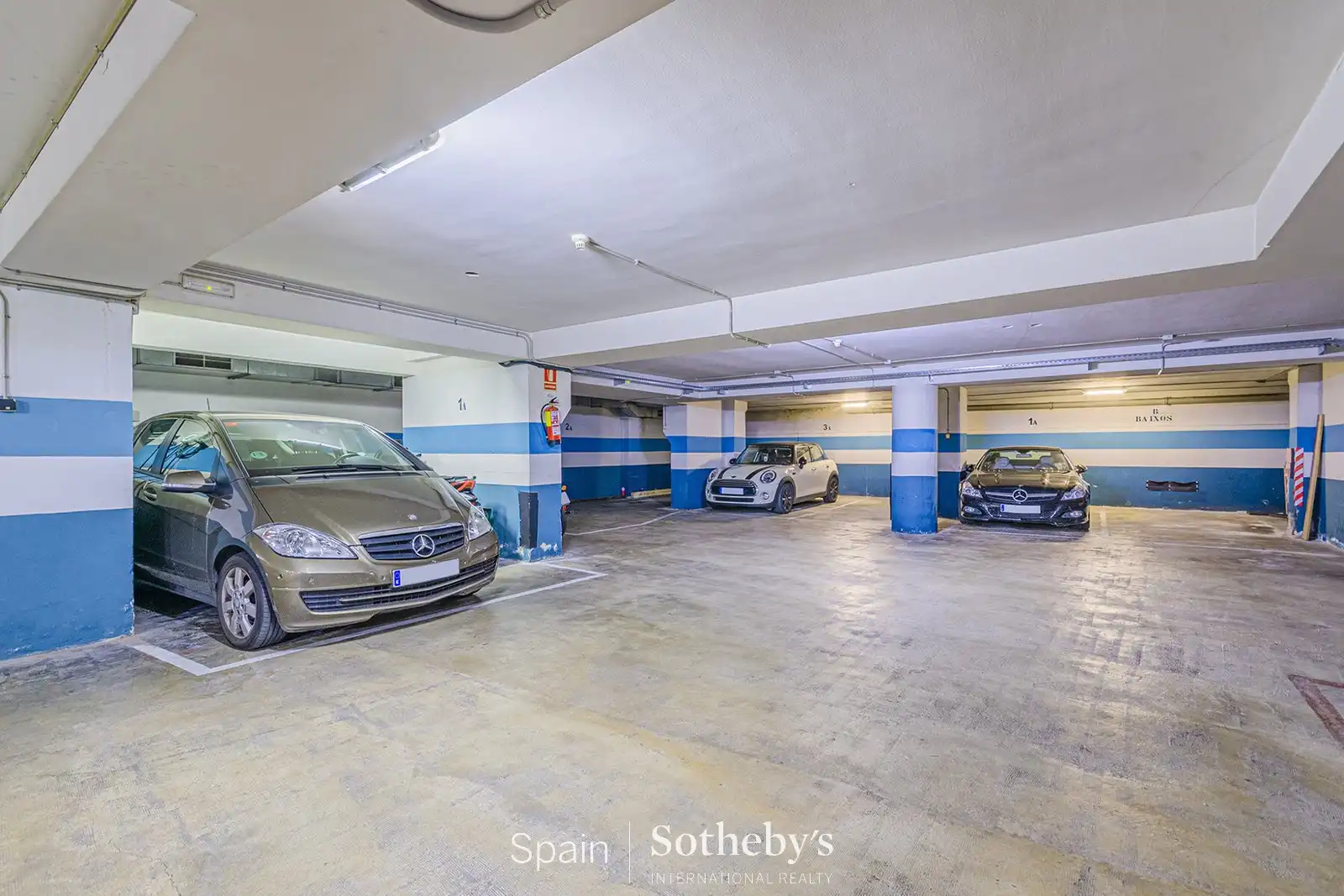 Aparcament de Apartament en venda en Barcelona amb Aire condicionat, Calefacció i Terrassa