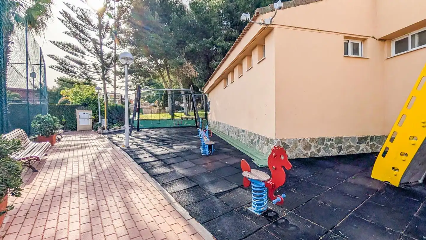 Vista exterior de Casa o chalet en venta en Santa Pola con Jardín privado, Terraza y Piscina