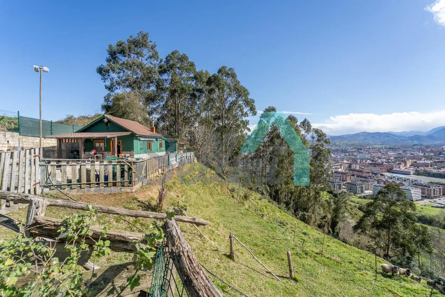 Vista exterior de Casa o xalet en venda en Oviedo  amb Jardí privat, Terrassa i Traster