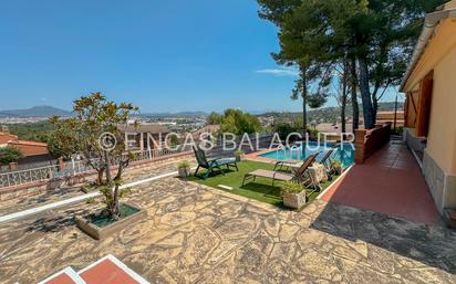 Terrassa de Casa o xalet en venda en Terrassa amb Jardí privat, Piscina i Moblat