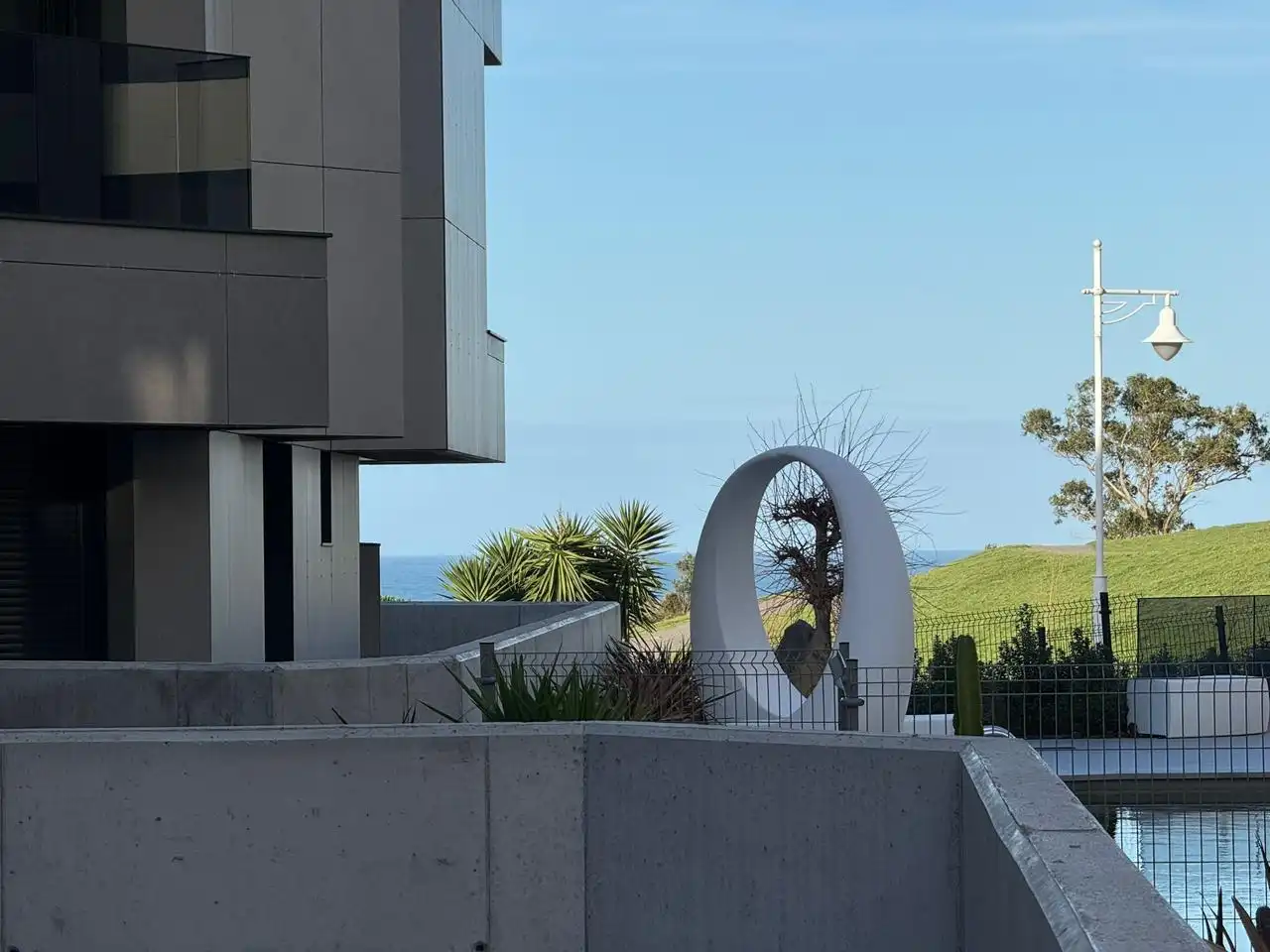 Vista exterior de Planta baixa en venda en Castro-Urdiales amb Terrassa, Traster i Piscina comunitària