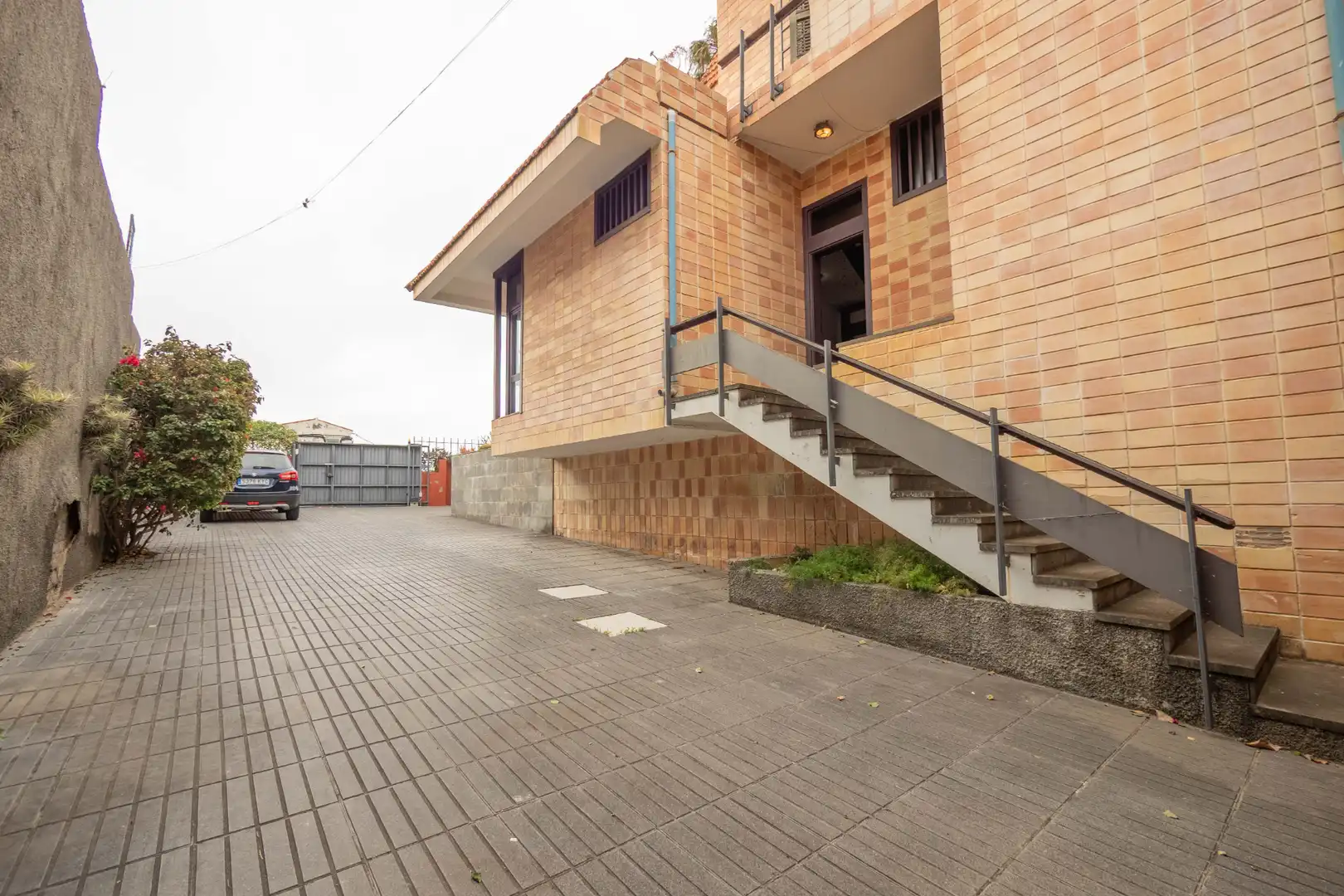 Vista exterior de Casa o xalet en venda en Las Palmas de Gran Canaria amb Aire condicionat, Jardí privat i Parquet