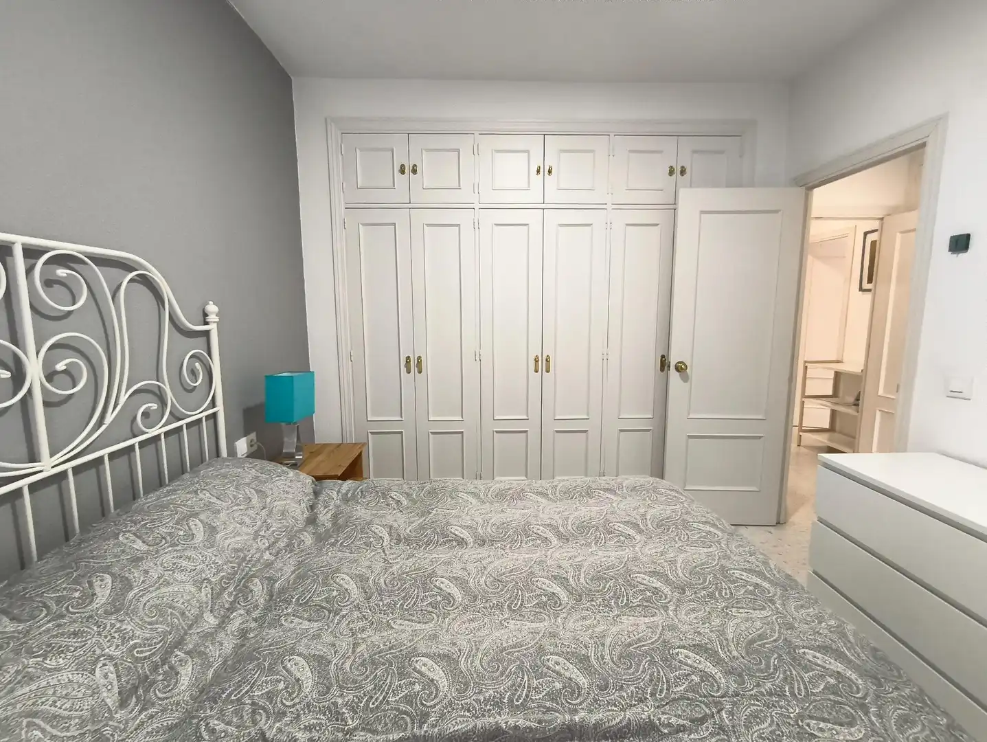 Dormitori de Apartament de lloguer en Jerez de la Frontera amb Aire condicionat, Moblat i Balcó