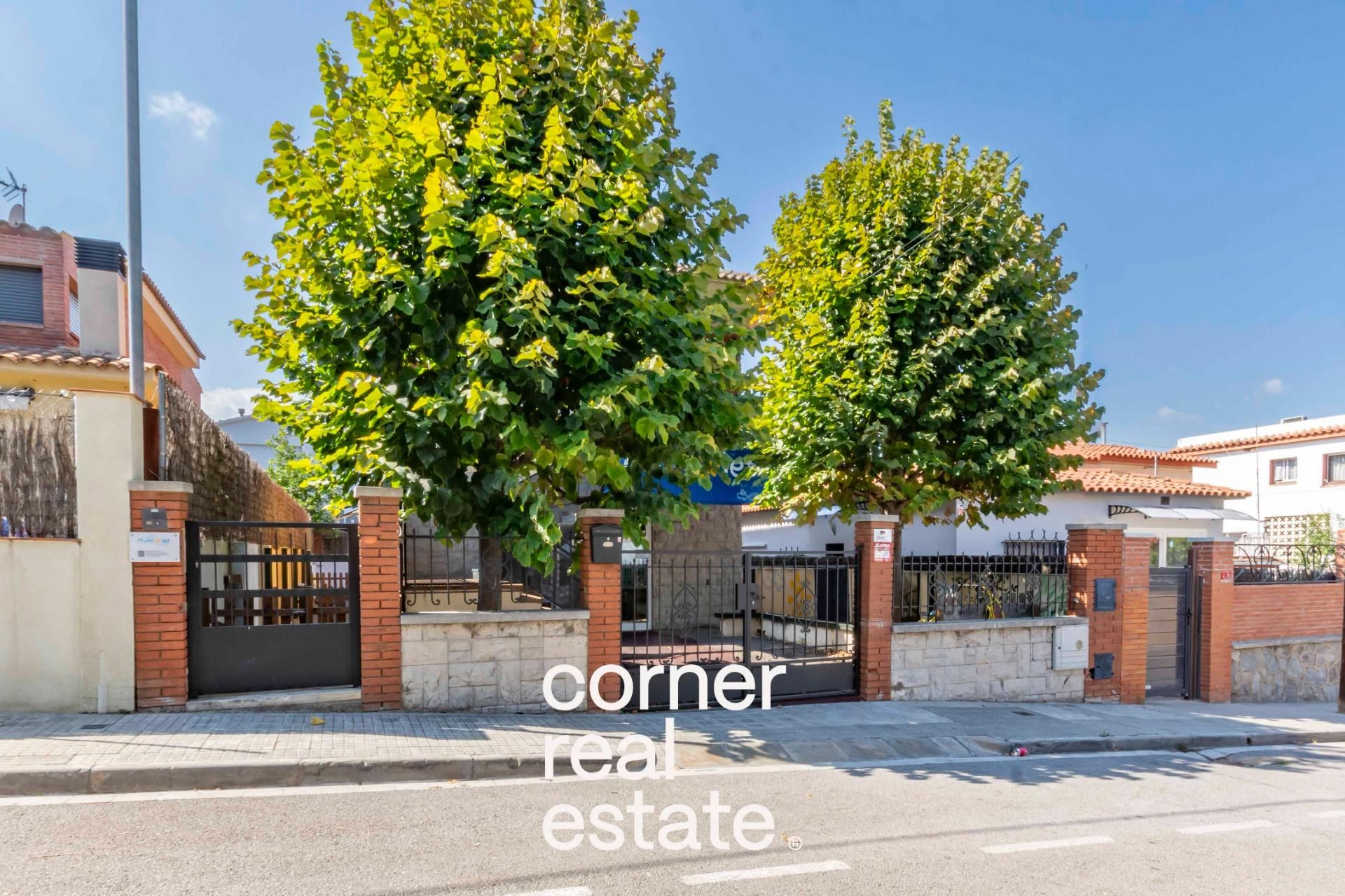 Exterior view of House or chalet for sale in Sant Cugat del Vallès  with Air Conditioner, Heating and Private garden