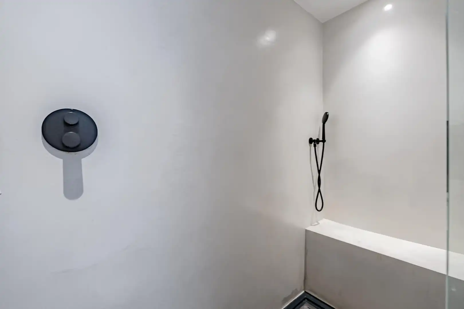 Baño de Casa adosada en venta en Pozuelo de Alarcón con Aire acondicionado, Calefacción y Piscina