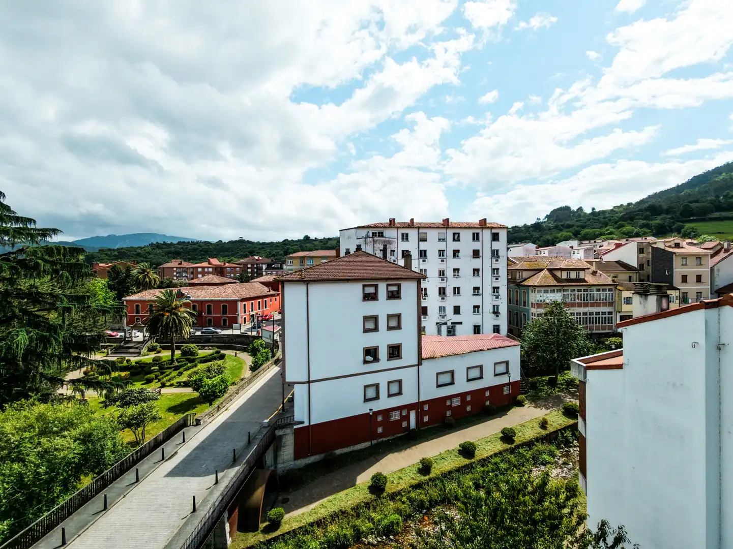 Vista exterior de Casa o xalet en venda en Salas amb Calefacció, Parquet i Moblat