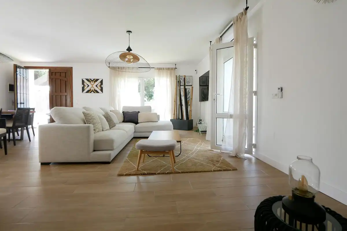 Sala d'estar de Casa o xalet en venda en Marbella amb Aire condicionat, Jardí privat i Terrassa