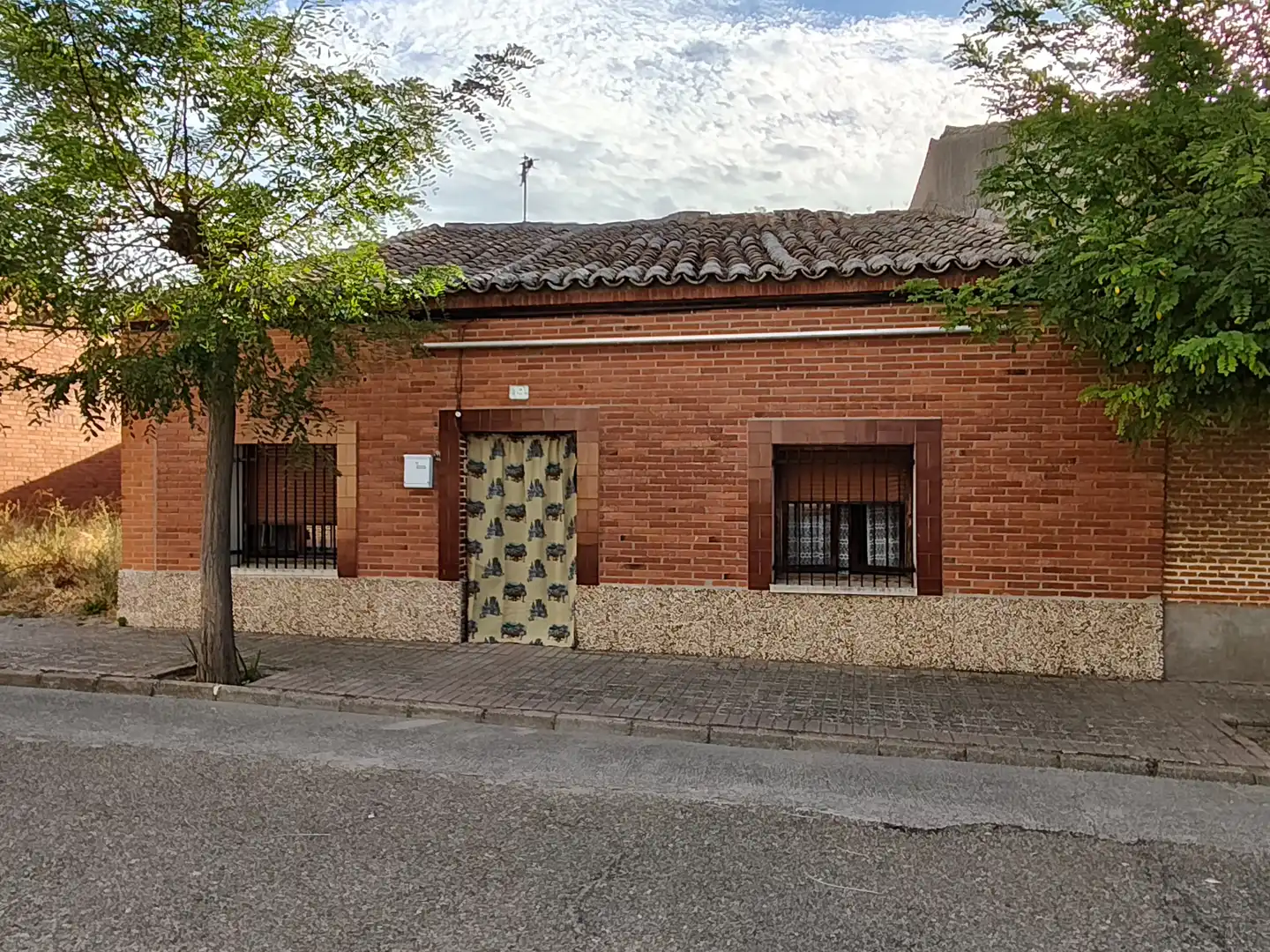 Vista exterior de Casa o xalet en venda en Brahojos de Medina amb Calefacció, Jardí privat i Traster