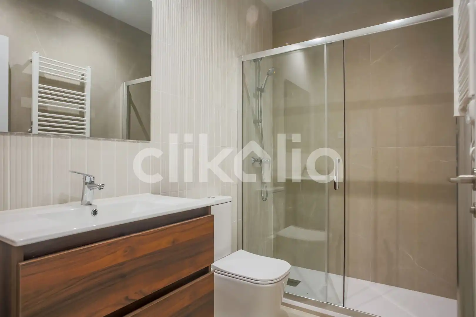 Bathroom of Flat for sale in Madrid  with Air Conditioner and Heating