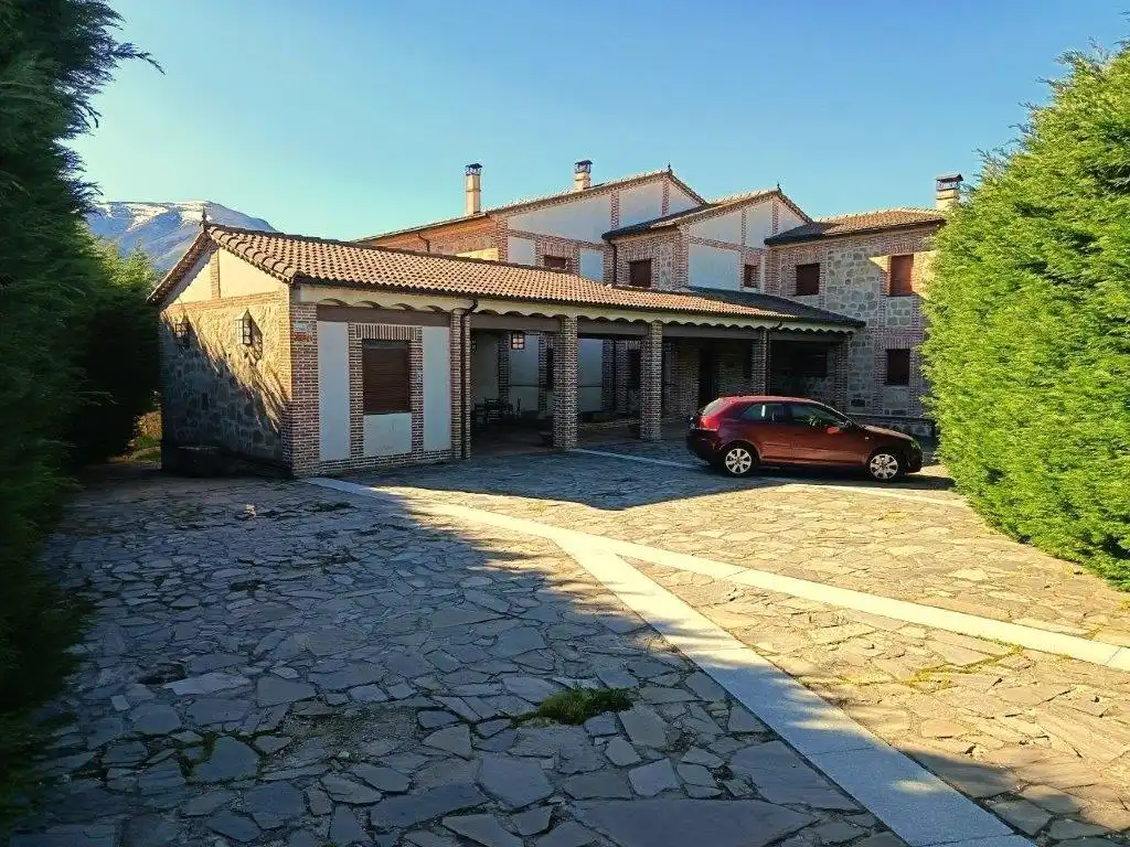 Exterior view of Buildings for sale in Navalonguilla