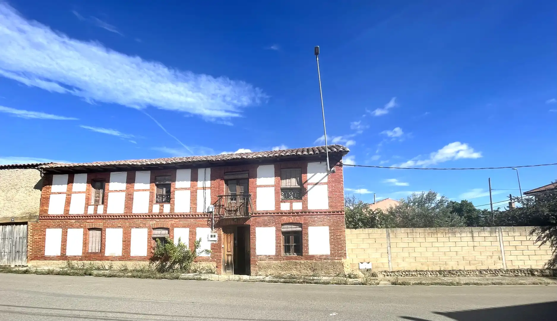 Außenansicht von Haus oder Chalet zum Verkauf in Villaturiel mit Privatgarten und Abstellraum
