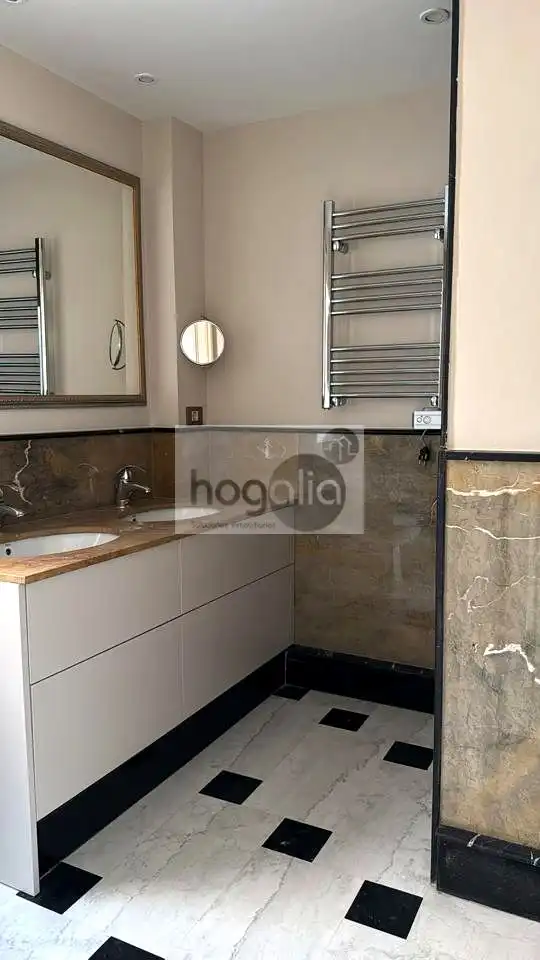 Badezimmer von Wohnung zur Miete in Sevilla mit Klimaanlage und Terrasse