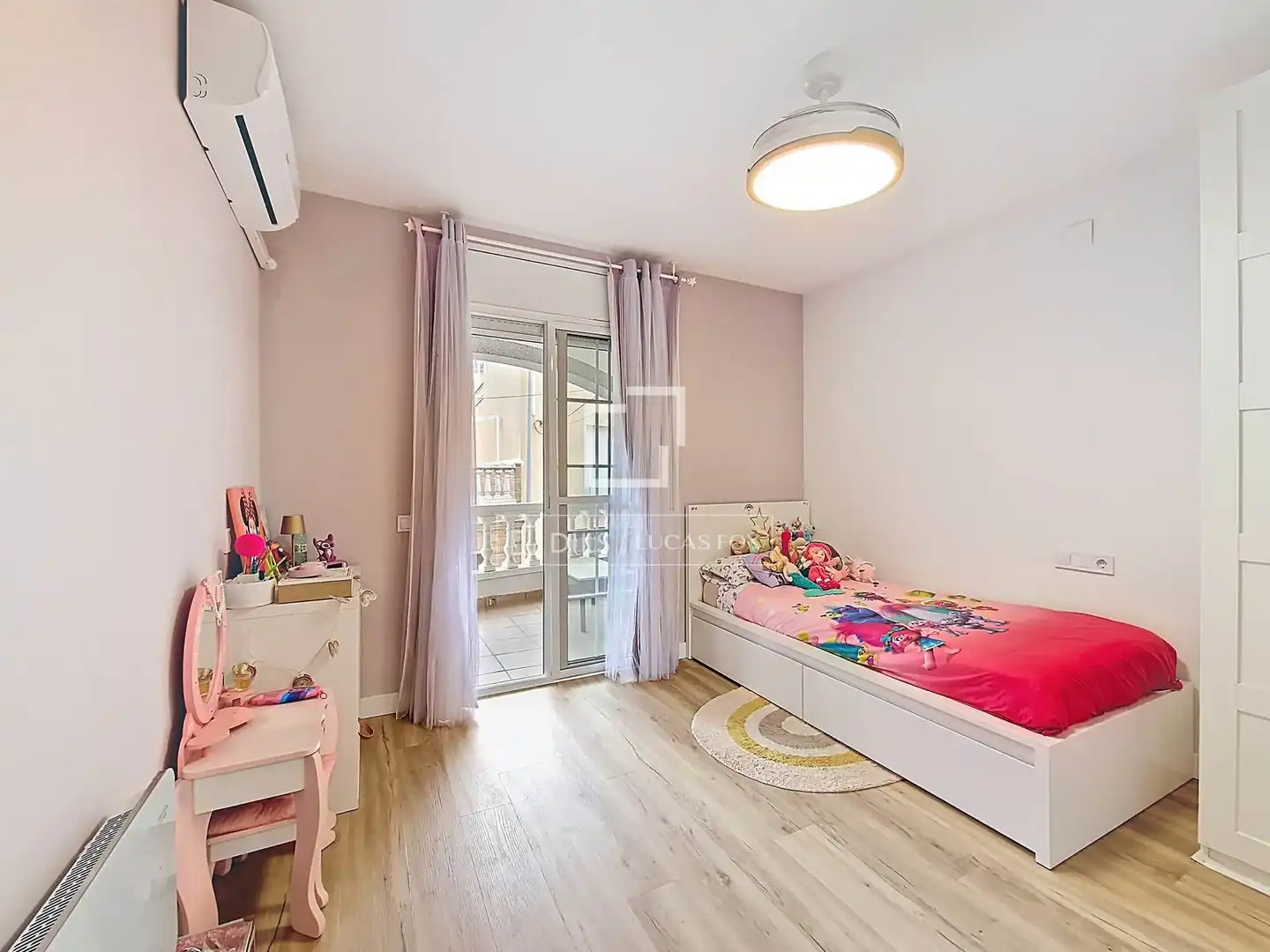Schlafzimmer von Haus oder Chalet zum Verkauf in Vilanova i la Geltrú mit Klimaanlage, Heizung und Parkett