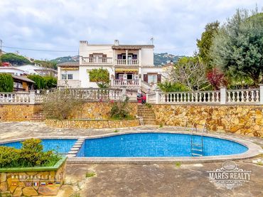 Casa amb piscina en venda a Mas Baell - Can Carbó