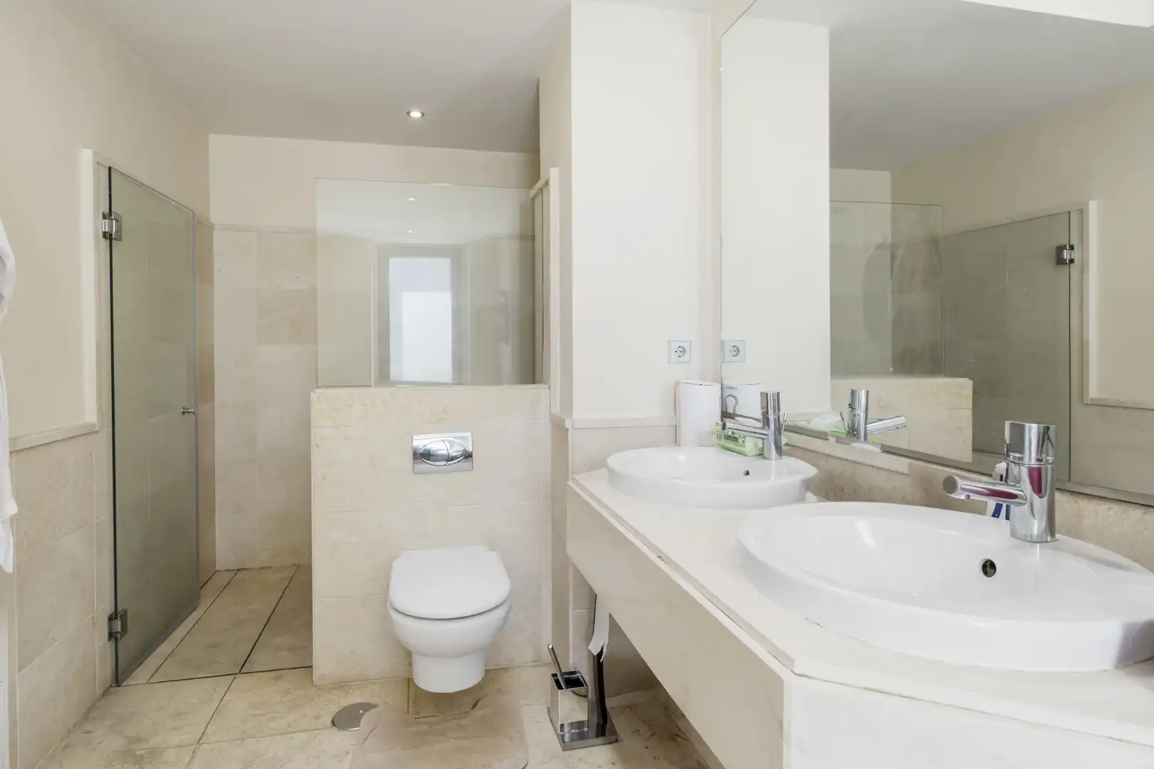 Badezimmer von Dachboden zum Verkauf in Benahavís mit Klimaanlage, Heizung und Terrasse