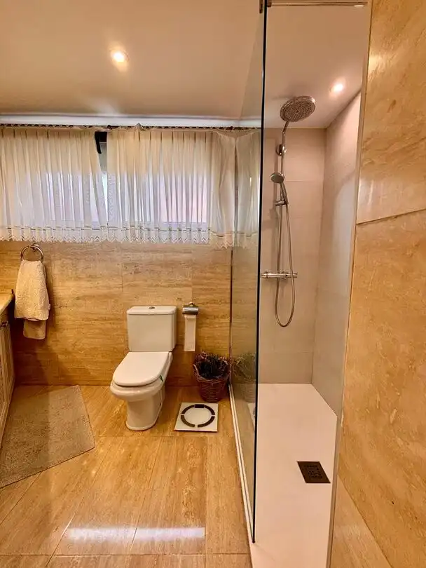 Badezimmer von Einfamilien-Reihenhaus zum Verkauf in Sopela mit Heizung, Privatgarten und Terrasse