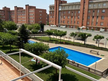 Pis amb balcó de lloguer a Carrer Baró de Maials