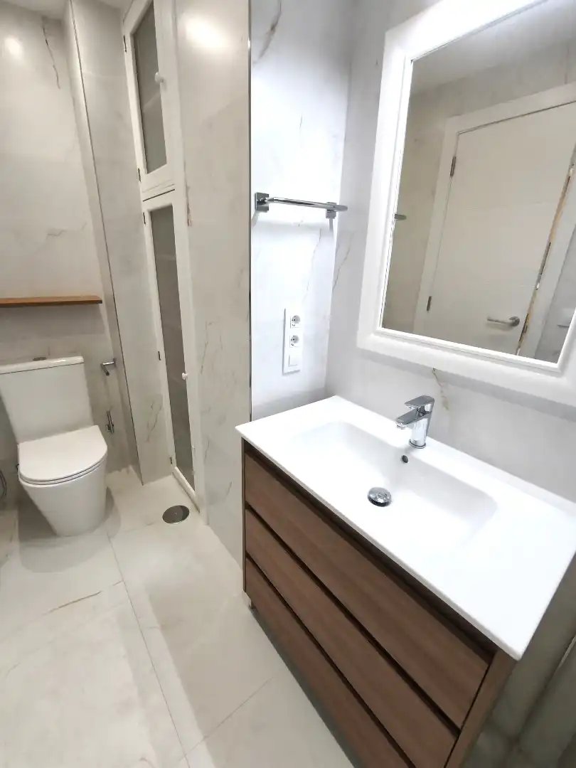 Bathroom of Apartments for rent in Vigo   with Storage room, Furnished and Balcony