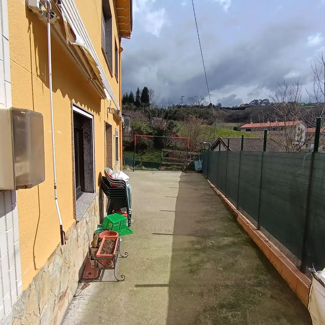 Jardí de Casa o xalet en venda en Siero amb Calefacció, Traster i Piscina