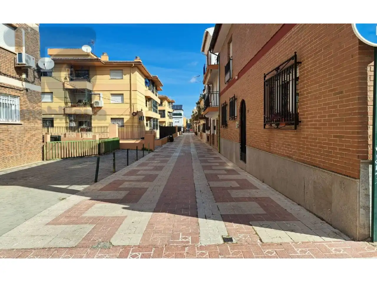 Außenansicht von Garage zum Verkauf in Granada