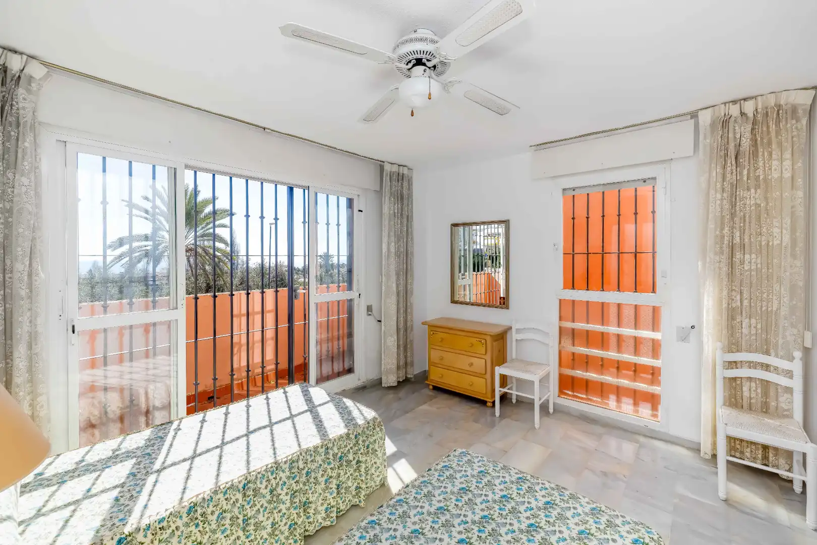 Habitación de Dúplex en venta en Marbella con Terraza, Alarma y Piscina comunitaria