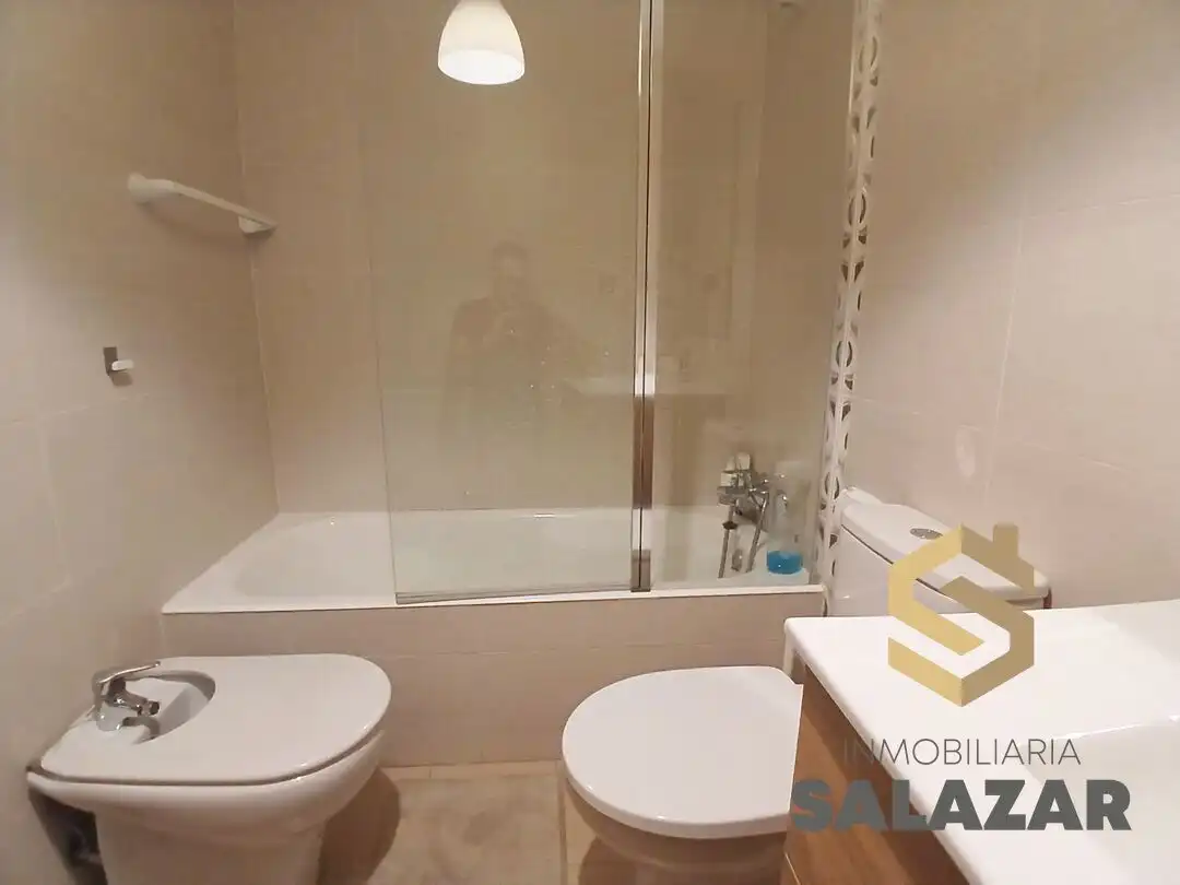 Badezimmer von Wohnung zur Miete in Bilbao  mit Heizung, Privatgarten und Balkon