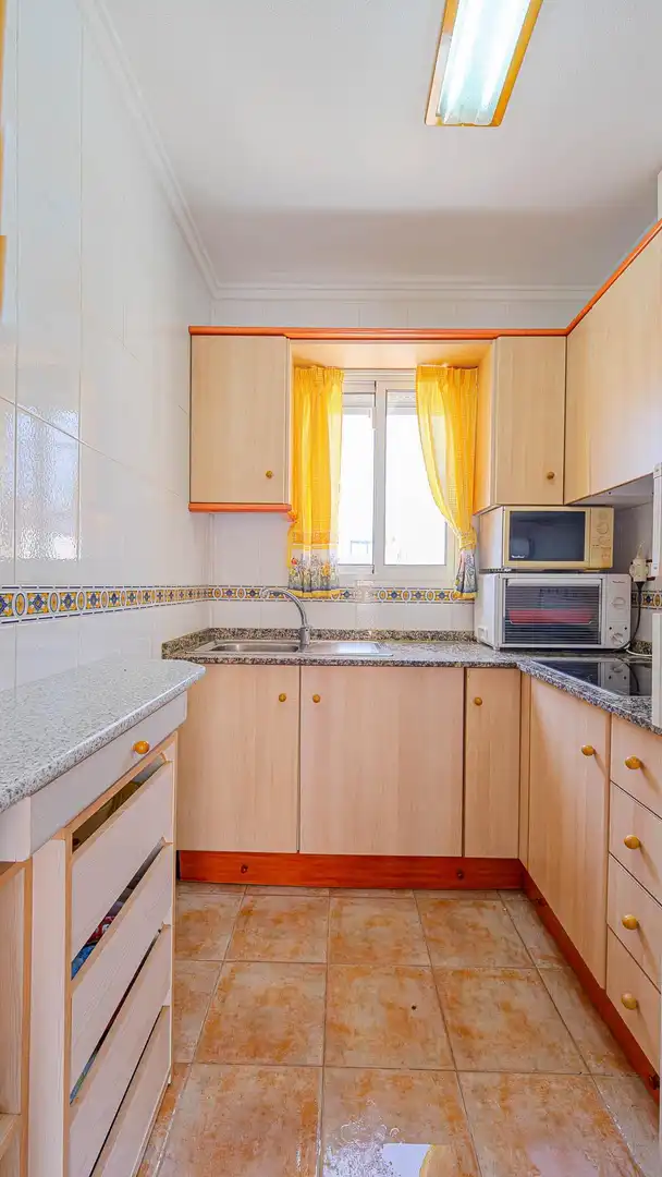 Cuina de Casa o xalet en venda en Torrevieja amb Moblat, Balcó i Piscina comunitària