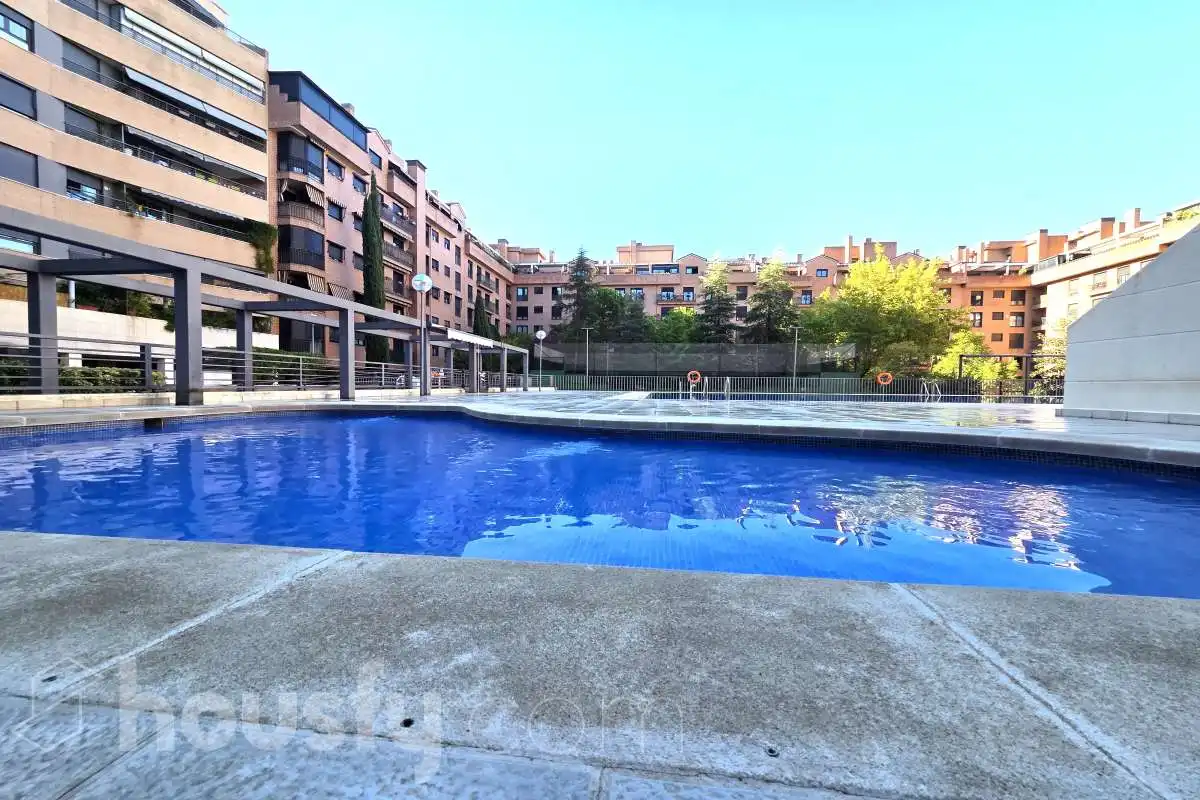Swimming pool of Flat for rent in Madrid  with Air Conditioner, Heating and Parquet flooring