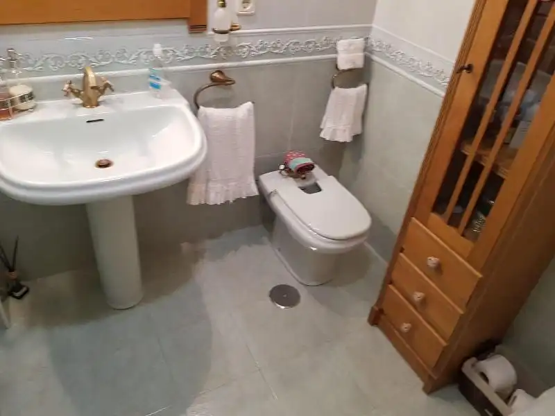 Badezimmer von Maisonette zum Verkauf in Plasencia mit Klimaanlage, Heizung und Privatgarten
