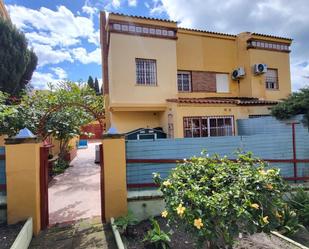 Vista exterior de Casa adosada en venda en Rincón de la Victoria amb Aire condicionat, Calefacció i Jardí privat