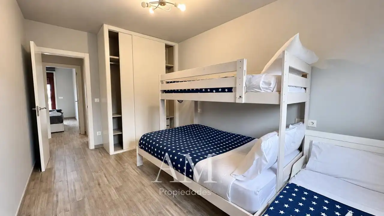 Dormitori de Casa adosada en venda en Cangas  amb Calefacció, Jardí privat i Terrassa