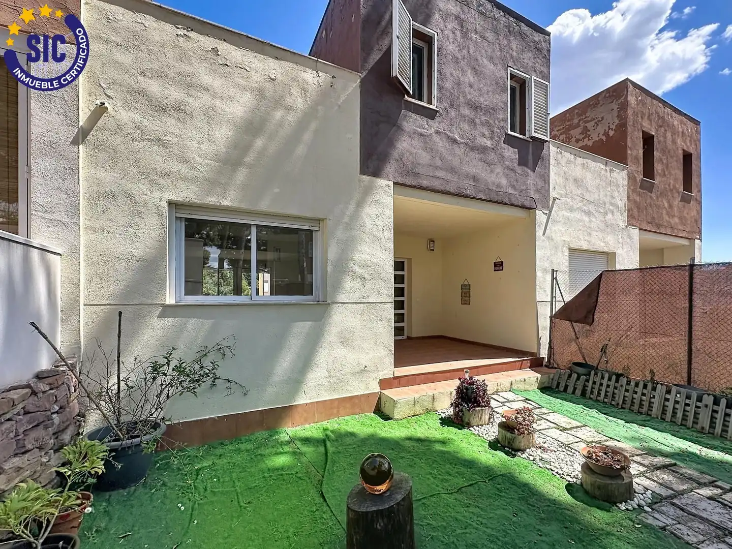 Vista exterior de Casa adosada en venta en Serra con Jardín privado, Terraza y Piscina comunitaria