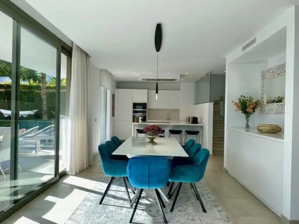 Menjador de Casa o xalet de lloguer en Estepona amb Aire condicionat, Jardí privat i Terrassa