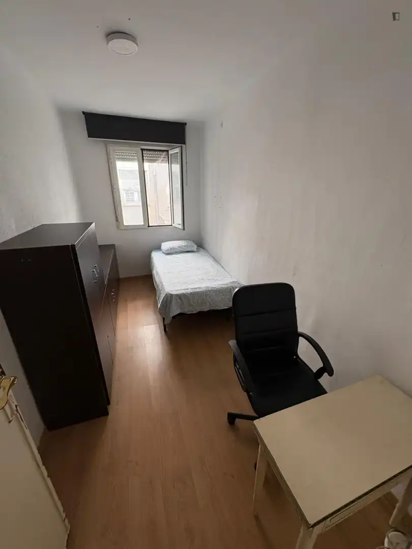 Dormitori de Apartament per a compartir en Madrid amb Moblat, Forn i Rentadora