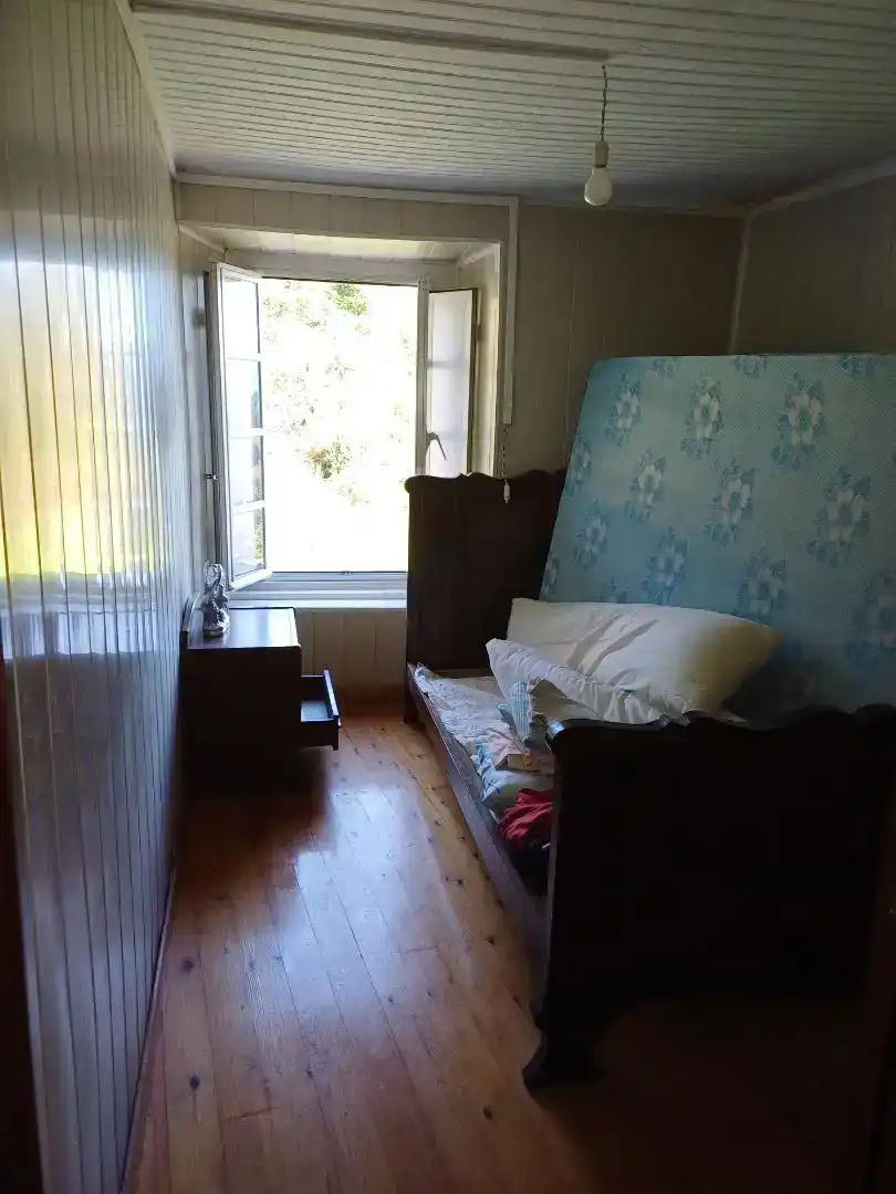 Schlafzimmer von Erdgeschoss zum Verkauf in Cariño mit Privatgarten, Abstellraum und Ofen