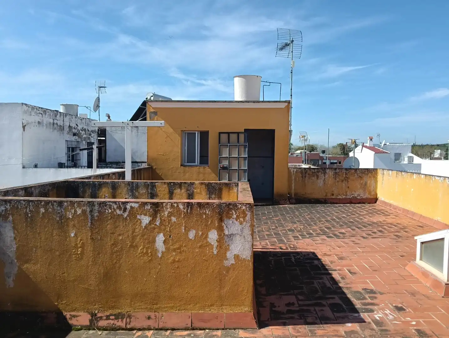 Außenansicht von Wohnung zum Verkauf in Villaverde del Río mit Terrasse und Balkon