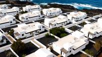 Vista exterior de Casa adosada en venda en Yaiza amb Aire condicionat, Jardí privat i Parquet