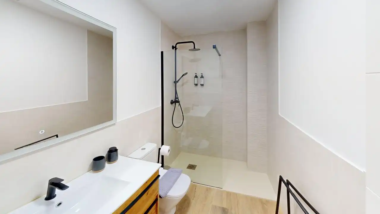 Badezimmer von Wohnung zum Verkauf in Málaga mit Klimaanlage, Heizung und Möbliert