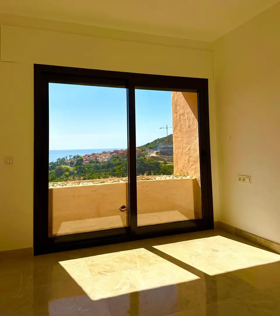 Schlafzimmer von Dachboden zum Verkauf in Manilva mit Klimaanlage, Heizung und Terrasse
