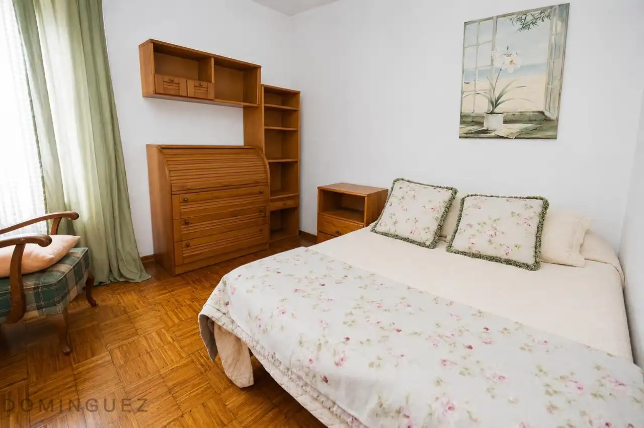 Dormitori de Pis en venda en Vigo  amb Calefacció, Parquet i Traster