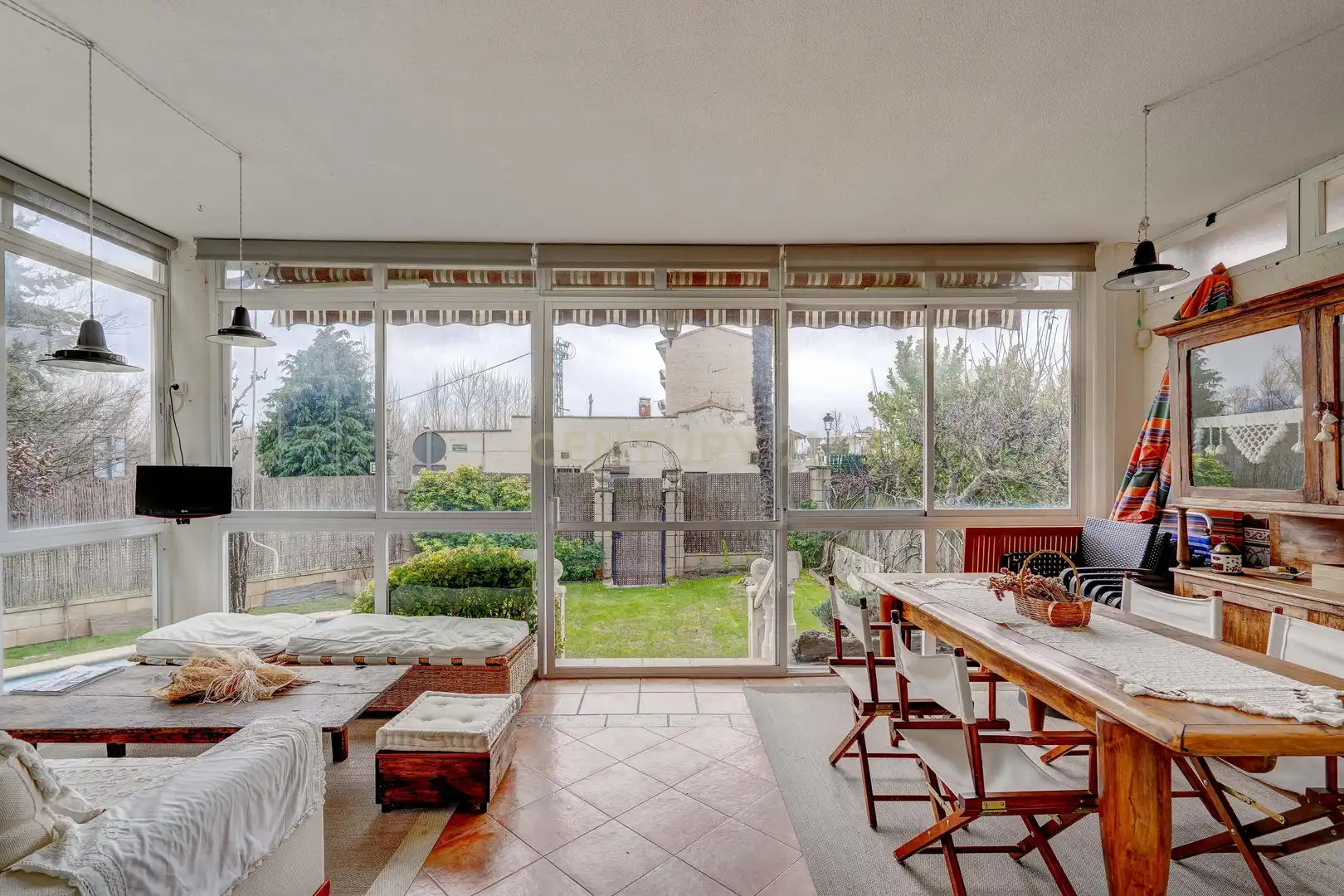 Garten von Einfamilien-Reihenhaus zum Verkauf in Anguciana mit Privatgarten, Abstellraum und Schwimmbad