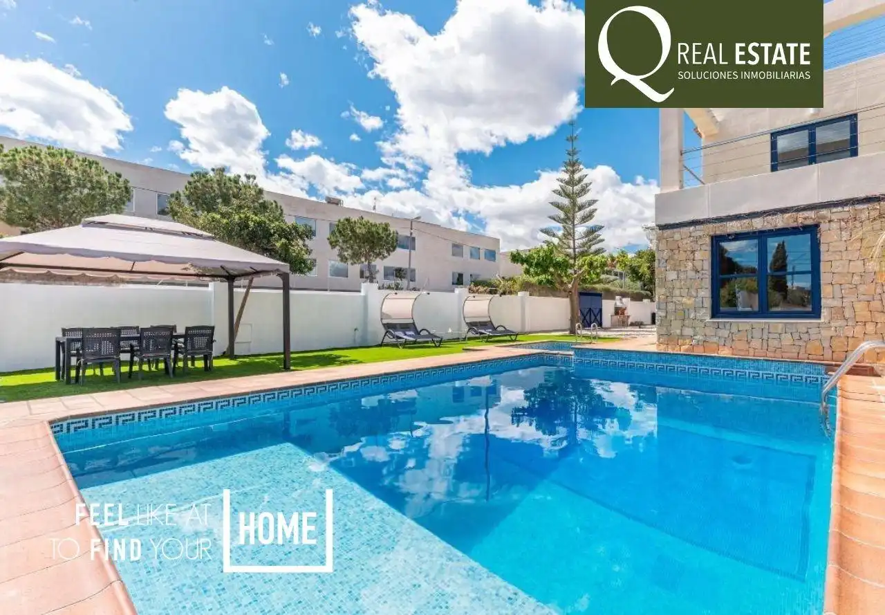 Vista exterior de Casa o xalet en venda en Alicante / Alacant amb Jardí privat, Terrassa i Traster