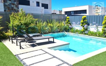 Piscina de Casa adosada de lloguer en Villanueva de la Cañada amb Calefacció, Jardí privat i Terrassa