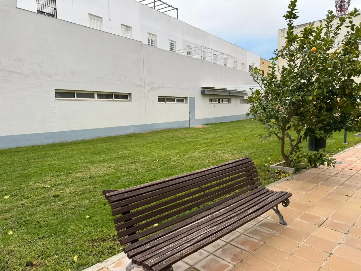 Vista exterior de Casa adosada en venda en Utrera amb Piscina comunitària