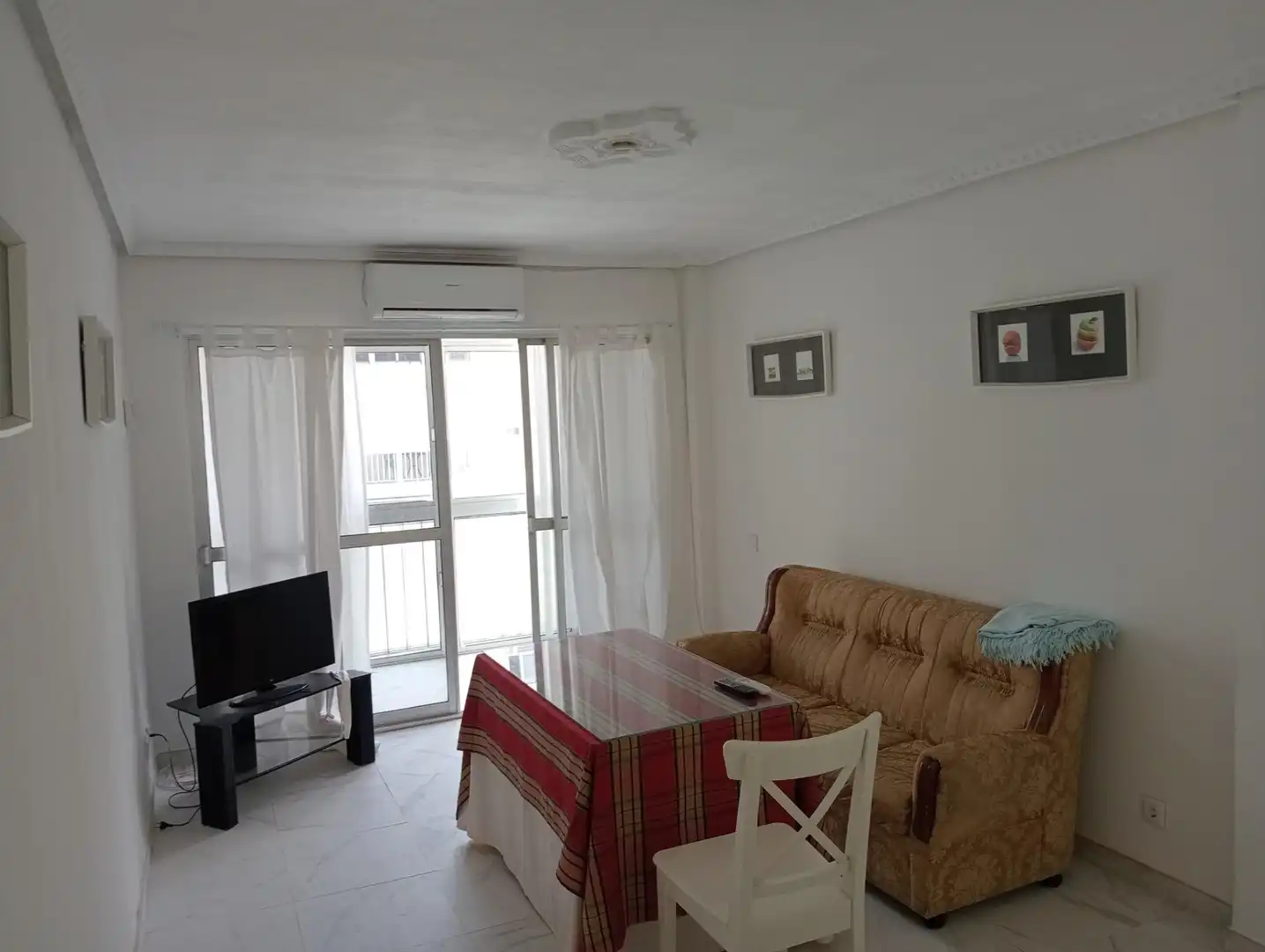 Sala d'estar de Pis de lloguer en Sevilla amb Aire condicionat, Terrassa i Moblat